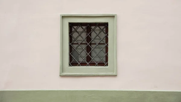 Petite Fenêtre Bois Avec Cadre Vert Sur Mur Extérieur Balustrades — Photo