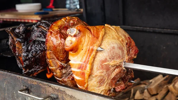 Hocks Jamón Asando Lentamente Sobre Llamas Comida Callejera República Checa —  Fotos de Stock