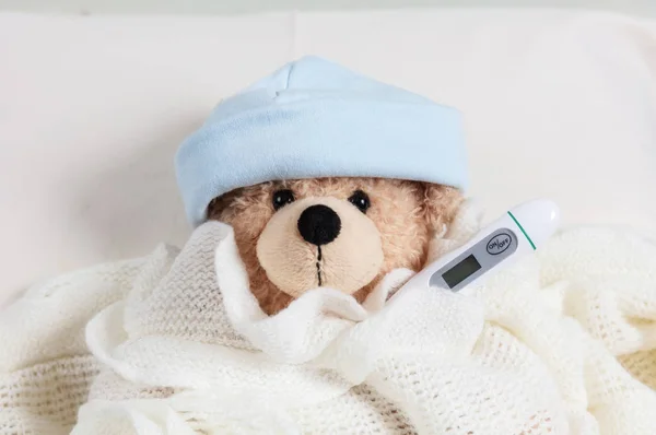 Koorts Koude Rookgasafvoer Concept Cute Teddy Boy Met Een Thermometer — Stockfoto