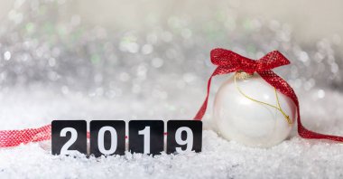 Noel top ve yeni yılda kar, 2019, bokeh ışıklar arka plan, kopya alanı soyut
