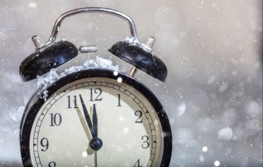 New Years eve geri sayım. Gece yarısına bir vintage çalar saat, closeup görünümü üzerinde dakika