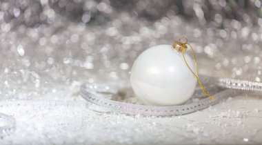 Noel beyaz topu ve kar, soyut bokeh ışıklar arka plan, uzay kopyalayın