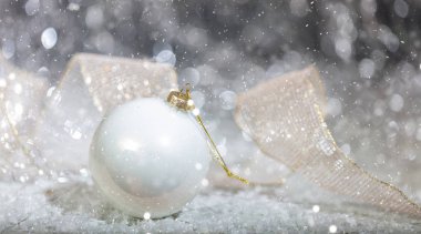 Noel beyaz topu ve kar gece, soyut bokeh ışıklar arka planda