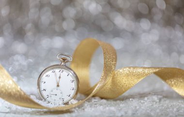 Yeni yıl arifesinde parti kutlama. Gece yarısına bir eski moda izle, bokeh Festival arka plan üzerinde dakika