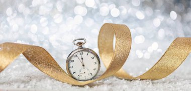 Yılbaşı kutlama partisi. Gece yarısına bir eski saati, bokeh Festival arka plan, afiş dakika