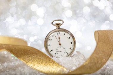 New Years eve geri sayım. Eski bir saatin, bokeh Festival arka plan üzerinde gece yarısına dakika