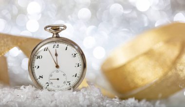 New Years eve geri sayım. Eski bir saatin, bokeh Festival arka plan üzerinde gece yarısına dakika