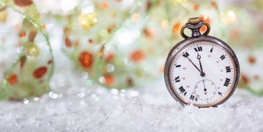 New Years eve geri sayım. Eski bir saatin, bokeh arka plan üzerinde gece yarısına dakika alan kopyalayın