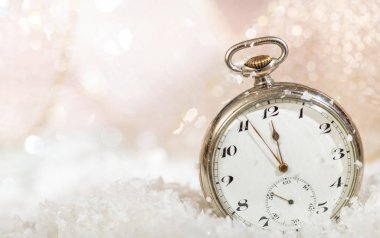 Yeni yıl arifesinde parti kutlama. Eski bir saatin, bokeh karlı arka plan üzerinde gece yarısına dakika alan kopyalayın