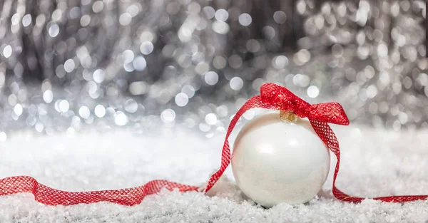 Boże Narodzenie Biały Ball Czerwoną Wstążką Śnieg Bokeh Streszczenie Tło — Zdjęcie stockowe