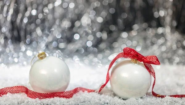 Boże Narodzenie Biały Balls Czerwoną Wstążką Śnieg Streszczenie Tło Bokeh — Zdjęcie stockowe