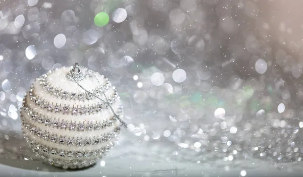 Weihnachten Weiße Kugel Und Schnee Abstrakte Bokeh Lichter Hintergrund Kopierraum — Stockfoto