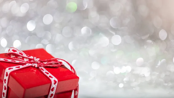 Kerstmis Rood Geschenkdoos Abstracte Bokeh Lichten Glitter Achtergrond Kopie Ruimte — Stockfoto