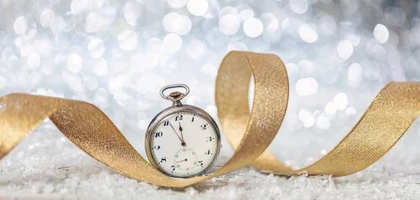 新年前夜庆祝会 几分钟到午夜在一个老手表 Bokeh 节日背景 — 图库照片