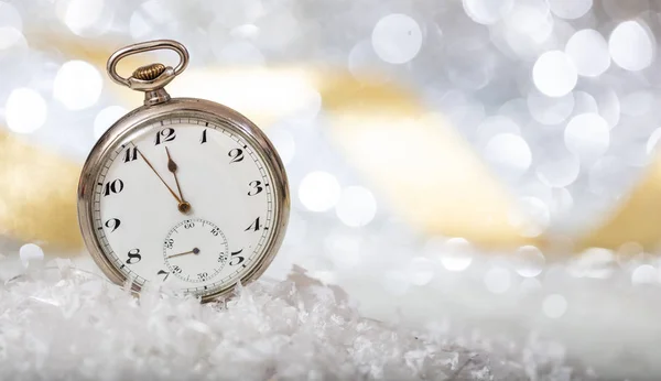 新年前夜倒计时 几分钟到午夜在一个老手表 Bokeh 节日背景 — 图库照片