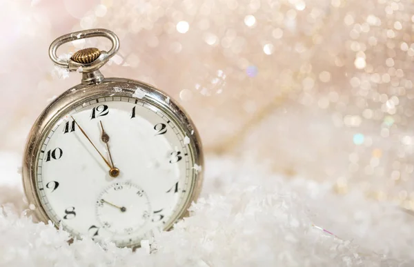 Fiesta Nochevieja Minutos Medianoche Reloj Viejo Fondo Cubierto Nieve Bokeh — Foto de Stock