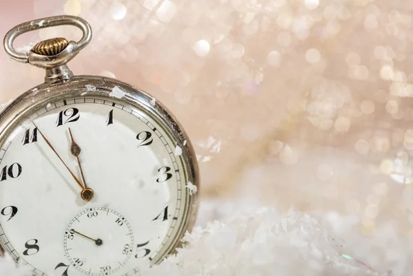 Fiesta Nochevieja Minutos Medianoche Reloj Viejo Fondo Cubierto Nieve Bokeh — Foto de Stock