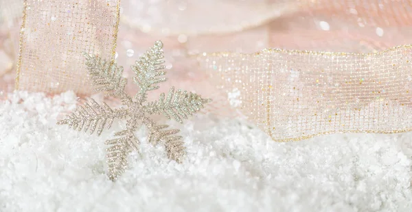 圣诞节雪花在雪 对抽象的 Bokeh 灯和闪闪发光的背景 — 图库照片