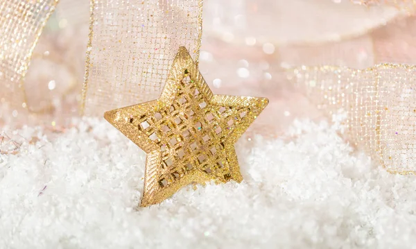 Kar, soyut bokeh ışıklar ve glitter arka plan karşı Noel altın yıldız