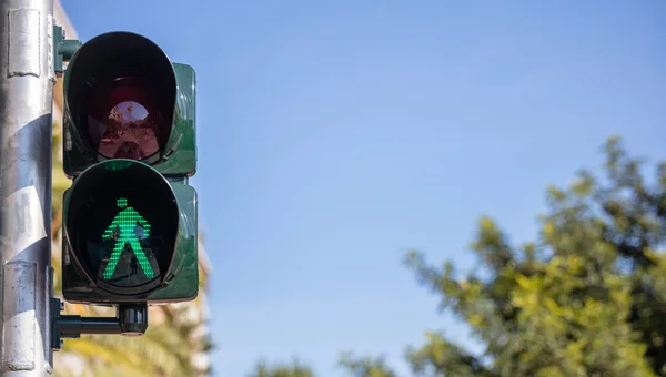 Grüne Ampel Für Fußgänger Blauer Himmel Hintergrund Kopierraum — Stockfoto