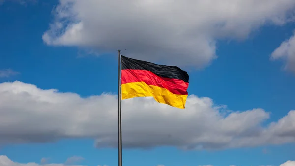 Deutsche Fahne Weht Einem Fahnenmast Vor Blauem Himmel Mit Wolken — Stockfoto