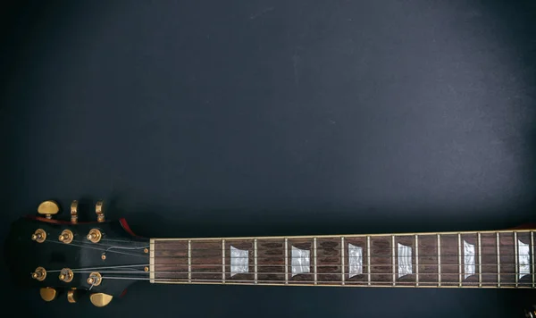 La coupe détaillée d'une guitare électrique : tête, manche, corps