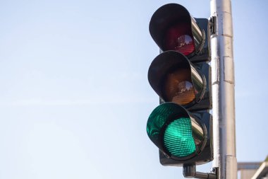 Yeşil trafik ışığı otomobil, mavi gökyüzü arka plan, alanı Kopyala