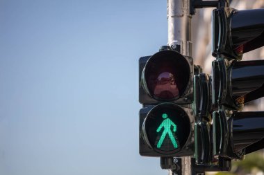 Yeşil trafik ışıkları yayalar, mavi gökyüzü arka plan için alanı Kopyala