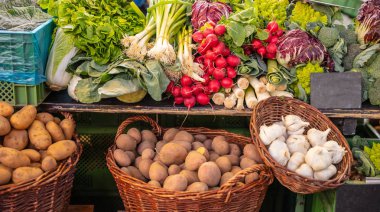 Berlin Almanya, duvar kağıdı yerel bir pazarda çeşitli sebzelerin renkli ekran