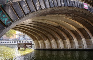 Friedrichs köprüde, korunan anıt, Friedrichsbrucke, Spree Nehri, Berlin, Almanya.