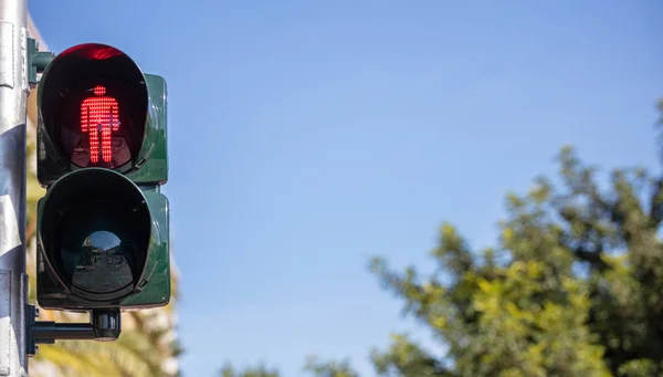 Red Traffic Lights Pedestrians Blue Sky Background Copy Space — Stock Photo, Image