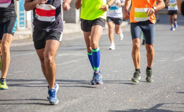Maraton yarışı, grup ikincisi şehir yollarda ayrıntı ayak üzerinde çalışan