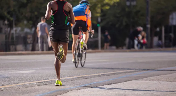 Courir Sur Les Routes Ville Jeune Femme Coureuse Vue Dos — Photo