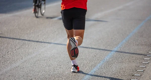 Running City Roads Young Man Runner Back View Blur Background — Stock Photo, Image