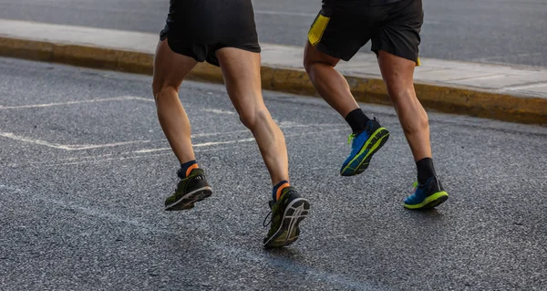 Maratona Corrida Corrida Dois Homens Corredores Estradas Cidade Detalhe Pernas — Fotografia de Stock