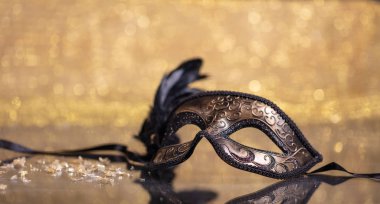 Karnaval zamanı. Altın bokeh arka plan, yansımalar, kopya alanı tüyler ile Venedik Maske