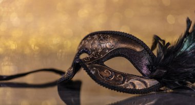 Karnaval zamanı. Altın bokeh arka plan, yansımalar, kopya alanı tüyler ile Venedik Maske