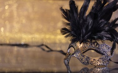 Karnaval zamanı. Altın bokeh arka plan, yansımalar, kopya alanı tüyler ile Venedik Maske