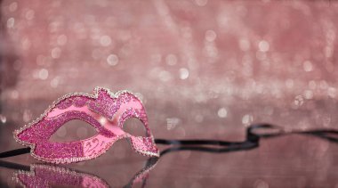 Karnaval zamanı. Pembe bokeh arka plan, yansımalar, kopya alanı Venedik pembe maske