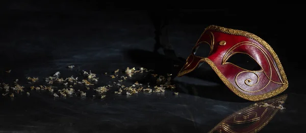 Faschingszeit Venezianische Maske Rot Und Gold Auf Schwarzem Hintergrund Reflexionen — Stockfoto