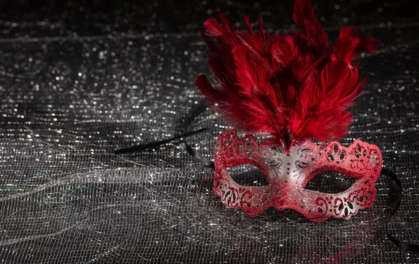 Karneval Čas Benátská Maska Červené Peřím Černé Lesklé Pozadí Kopírování — Stock fotografie