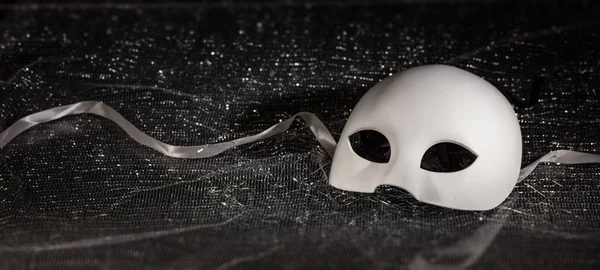ホワイト カーニバル マスク 半分顔を黒の光沢のある背景 クローズ アップ ビュー バナー — ストック写真