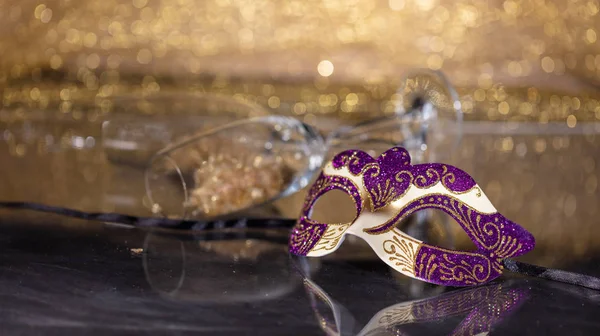 Faschingszeit Venezianische Maske Auf Goldenem Bokeh Hintergrund Reflexionen Kopierraum — Stockfoto