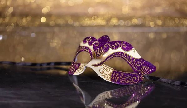 Carnaval Tijd Venetiaanse Masker Gouden Bokeh Achtergrond Reflections Kopie Ruimte — Stockfoto