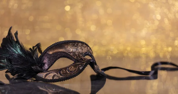 Carnaval Tijd Venetiaans Masker Met Pluimen Gouden Bokeh Achtergrond Reflections — Stockfoto