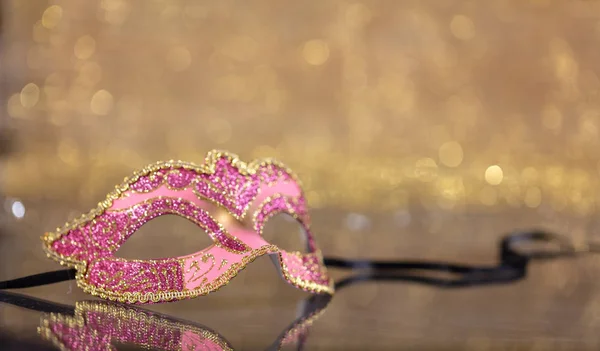 Carnaval Tijd Venetiaanse Roze Masker Gouden Bokeh Achtergrond Reflections Kopie — Stockfoto