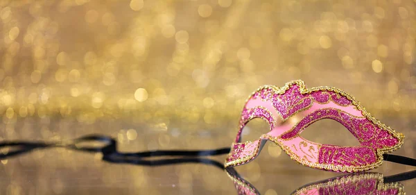 カーニバルの時間 黄金ボケ背景 バナー コピー スペース ベネチアン ピンク マスク — ストック写真