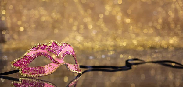 Carnaval Tijd Venetiaanse Roze Masker Gouden Bokeh Achtergrond Reflections Banner — Stockfoto