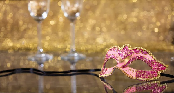 カーニバルのパーティー ベネチアン マスクと黄金ボケ背景 シャンパン グラスをコピー スペース — ストック写真