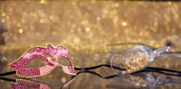 Carnaval Partij Venetiaanse Masker Champagneglazen Gouden Bokeh Achtergrond Reflecties Kopiëren — Stockfoto